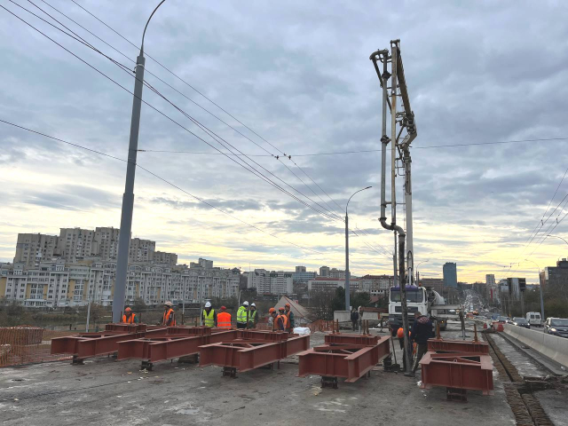 Suspendarea parțială a traficului rutier (pe benzi) pe podul de pe strada Mihai Viteazul și pe str. Albișoara, direcția spre bd. Grigore Vieru